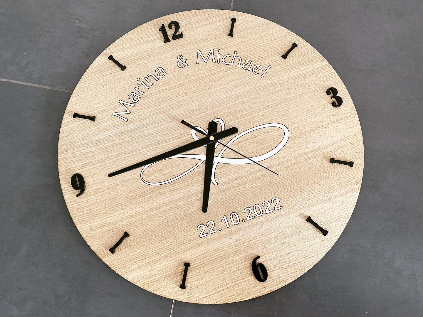 Große Wanduhr mit den Hochzeitsdaten - TE Designz / Timos holzWerkstatt