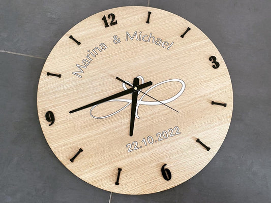 Große Wanduhr mit den Hochzeitsdaten - TE Designz / Timos holzWerkstatt
